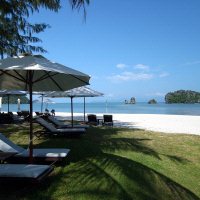 Strand met ligbedden Tanjung Rhu